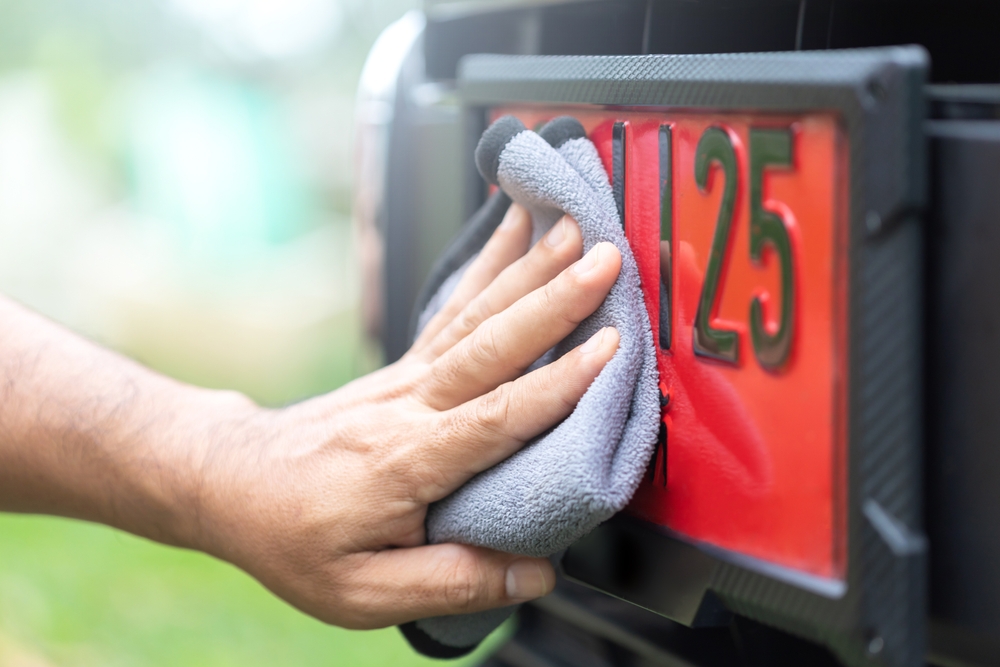 How to Clean Your Number Plates Safely Before an MOT